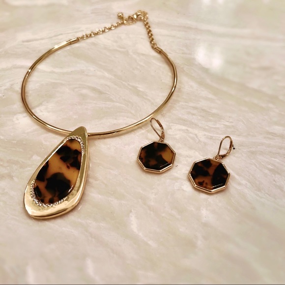 Gold Leopard Women's Choker Necklace and matching earrings set - Picture 5 of 5